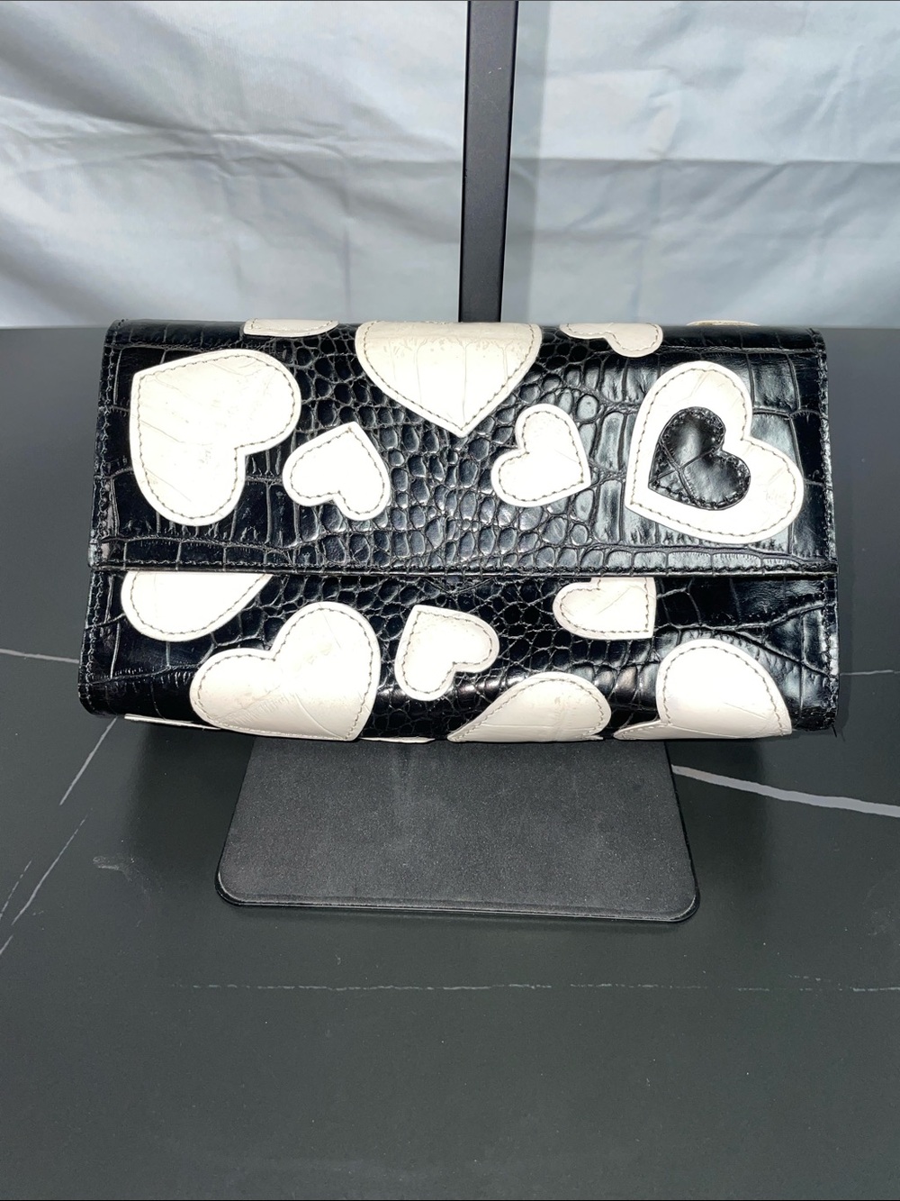 BRIGHTON VINTAGE LEATHER CROC EMBOSSED HEARTS CLUTCH FTL-09-022